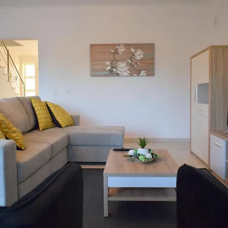Super New With 3 Bedroom Free Wi-fi Villa *